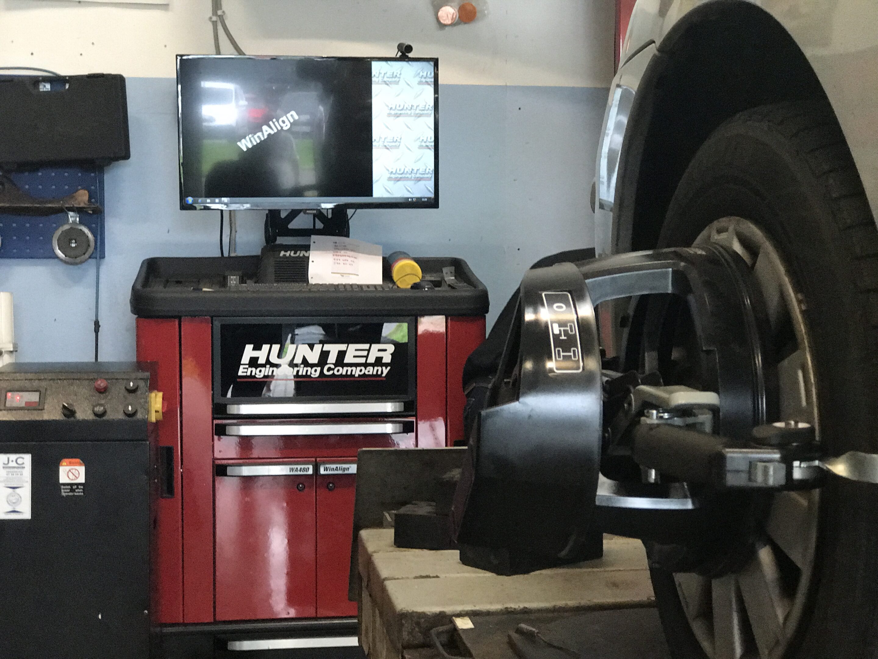 DM auto service udfører 4-hjulsudmåling og sporing med stærkt fungerende udstyr.